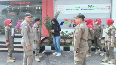 Satpol PP Lobar saat melakukan pengecekan terhadap salah satu SPBU di Lobar, Selasa, 20 Oktober 2026.