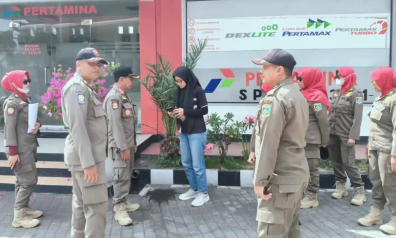 Satpol PP Lobar saat melakukan pengecekan terhadap salah satu SPBU di Lobar, Selasa, 20 Oktober 2026.
