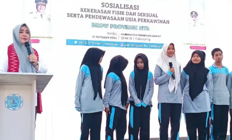 Wakil Gubernur NTB, Hj. Indah Dhamayanti Putri (kiri), saat memberikan arahan mengenai pencegahan kekerasan fisik dan seksual kepada para pelajar SMKN 1 Taliwang, Rabu, 21 Oktober 2026.