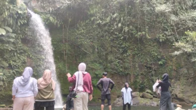 Sejumlah pengunjung menikmati suasana Air Terjun Segenter di kawasan Taman Hutan Raya (Tahura) Nuraksa, Desa Kumbi, Kecamatan Narmada, Minggu, 25 Oktober 2026.