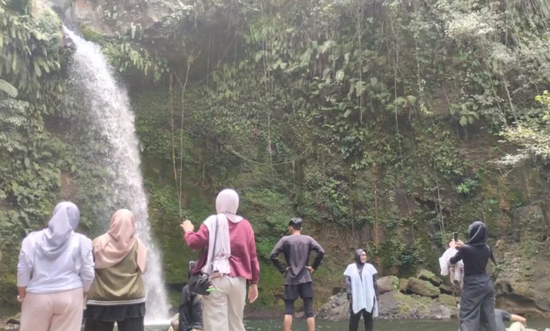 Sejumlah pengunjung menikmati suasana Air Terjun Segenter di kawasan Taman Hutan Raya (Tahura) Nuraksa, Desa Kumbi, Kecamatan Narmada, Minggu, 25 Oktober 2026.