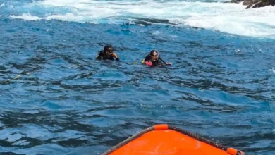 Penyelam Tim SAR menyisir perairan di sekitar Tebing Jagok Dalem, Pantai Lancing, Lombok Tengah, pada hari kedua pencarian pemancing yang hilang, Minggu, 25 Oktober 2026.