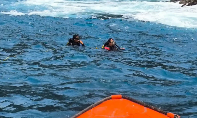 Penyelam Tim SAR menyisir perairan di sekitar Tebing Jagok Dalem, Pantai Lancing, Lombok Tengah, pada hari kedua pencarian pemancing yang hilang, Minggu, 25 Oktober 2026.