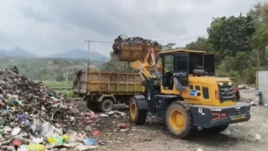 Alat berat mengangkut tumpukan sampah di Pasar Gunungsari, Lombok Barat, Minggu, 25 Oktober 2026.