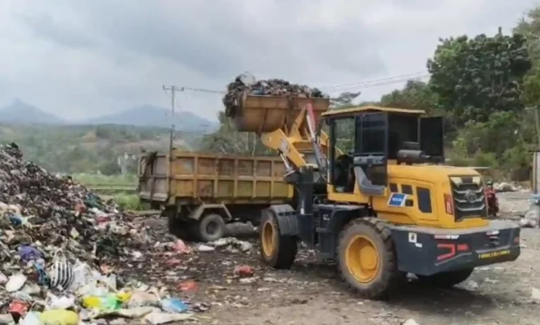 Alat berat mengangkut tumpukan sampah di Pasar Gunungsari, Lombok Barat, Minggu, 25 Oktober 2026.