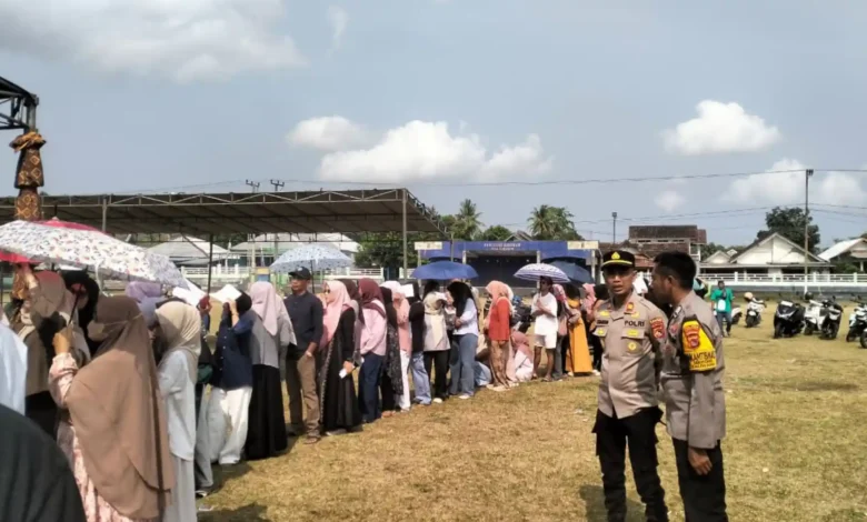 Suasana pemungutan suara Pilkades Serentak berbasis e-voting di TPS Desa Lamunga, Kecamatan Taliwang, berlangsung tertib pada Minggu, 25 Oktober 2026.