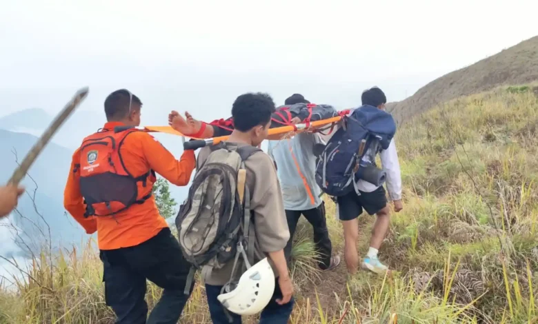 Tim SAR menandu korban yang terpeleset turun dari Bukit Pergasingan, Minggu, 25 Oktober 2026, sore.