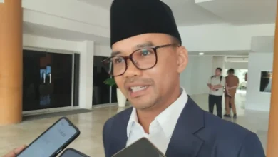 Wakil Ketua DPRD NTB, Lalu Wirajaya saat menjelaskan mengenai masalah PAW Akri dan Marga Harun, Senin, 26 Oktober 2026.