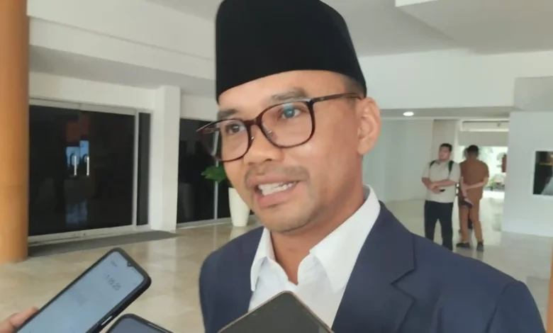 Wakil Ketua DPRD NTB, Lalu Wirajaya saat menjelaskan mengenai masalah PAW Akri dan Marga Harun, Senin, 26 Oktober 2026.