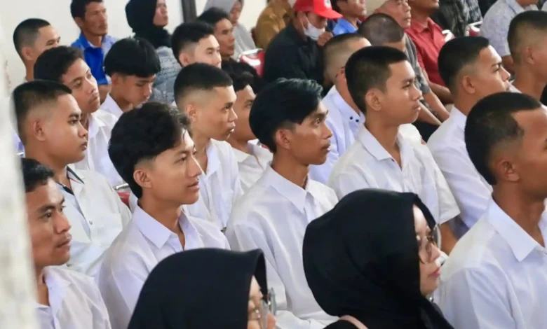 Para calon PMI asal Sumbawa Barat saat mengikuti pelepasan sebelum bertolak ke Jakarta untuk menjalani pelatihan Program PRIMA di Gedung Setda KSB, Senin, 26 Oktober 2026.