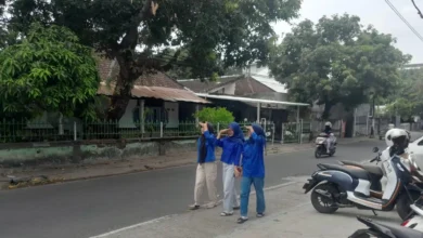 Ilustrasi pejalan kaki yang merasa kepanasan saat menjelang turun hujan di wilayah Lombok.