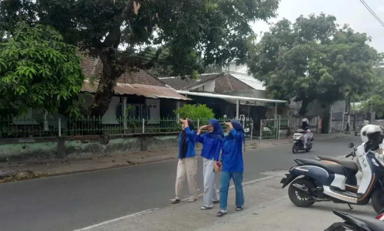 Ilustrasi pejalan kaki yang merasa kepanasan saat menjelang turun hujan di wilayah Lombok.