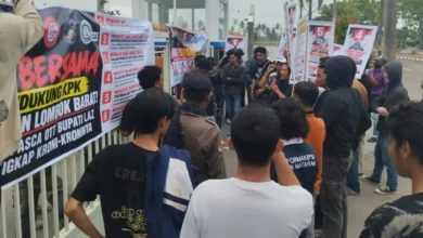Massa aksi demonstrasi di depan gerbang kantor Bupati Lombok Barat, Selasa, 27 Oktober 2026.
