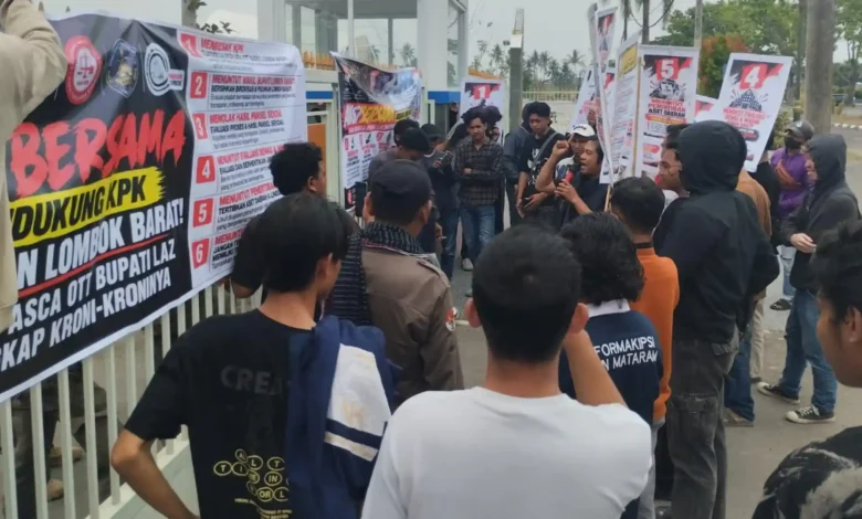 Massa aksi demonstrasi di depan gerbang kantor Bupati Lombok Barat, Selasa, 27 Oktober 2026.