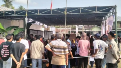 Suasana pemungutan suara Pilkades Serentak Berbasis E-Voting yang berlangsung tertib di TPS Desa Lamunga, Kecamatan Taliwang, Minggu, 25 Oktober 2026.