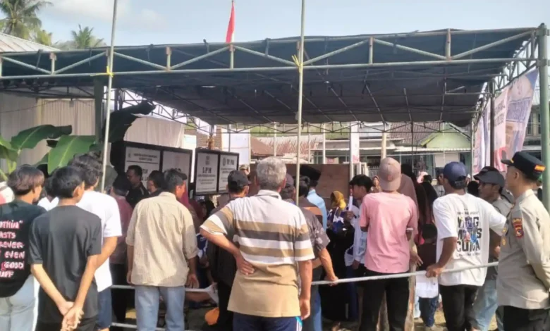 Suasana pemungutan suara Pilkades Serentak Berbasis E-Voting yang berlangsung tertib di TPS Desa Lamunga, Kecamatan Taliwang, Minggu, 25 Oktober 2026.