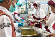Siswa SD Al Iqro Mataram melaksanakan uji coba MBG Prasmanan, Selasa, 27 Oktober 2026.