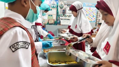 Siswa SD Al Iqro Mataram melaksanakan uji coba MBG Prasmanan, Selasa, 27 Oktober 2026.