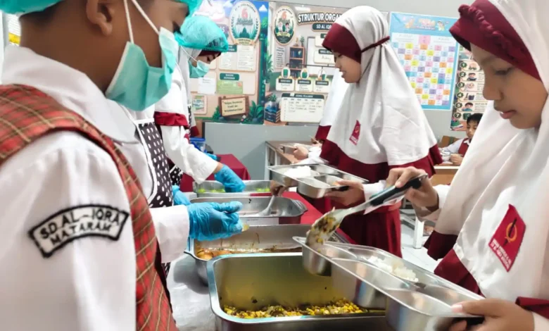 Siswa SD Al Iqro Mataram melaksanakan uji coba MBG Prasmanan, Selasa, 27 Oktober 2026.
