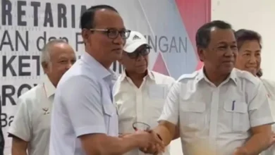 Wali Kota Mataram, Mohan Roliskana (kiri), mendaftar bursa Ketua KONI NTB pada Kamis, 8 Oktober 2026.