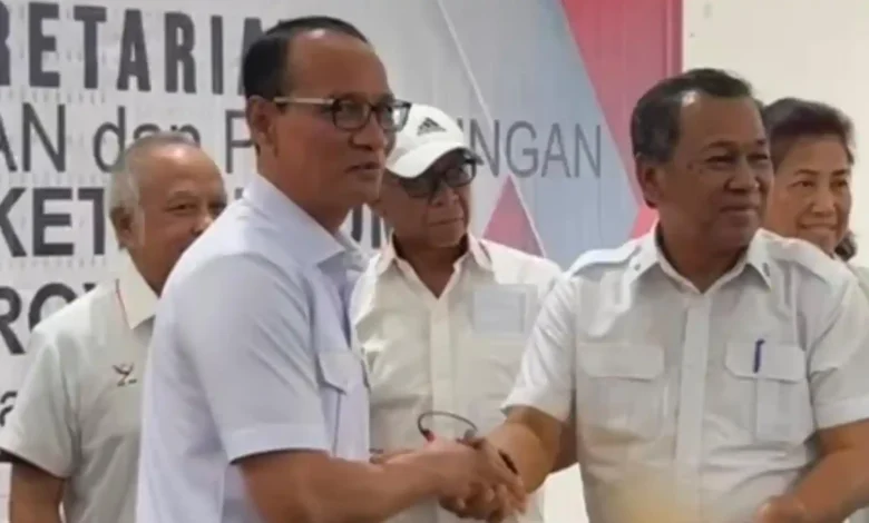 Wali Kota Mataram, Mohan Roliskana (kiri), mendaftar bursa Ketua KONI NTB pada Kamis, 8 Oktober 2026.