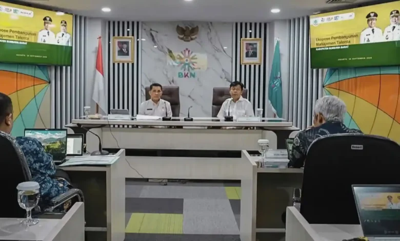 Bupati Sumbawa Barat H. Amar Nurmansyah (kanan) saat kegiatan ekspose pembangunan Manajemen Talenta ASN KSB di hadapan jajaran Badan Kepegawaian Negara (BKN) RI, Jakarta, Rabu, 30 September 2026.
