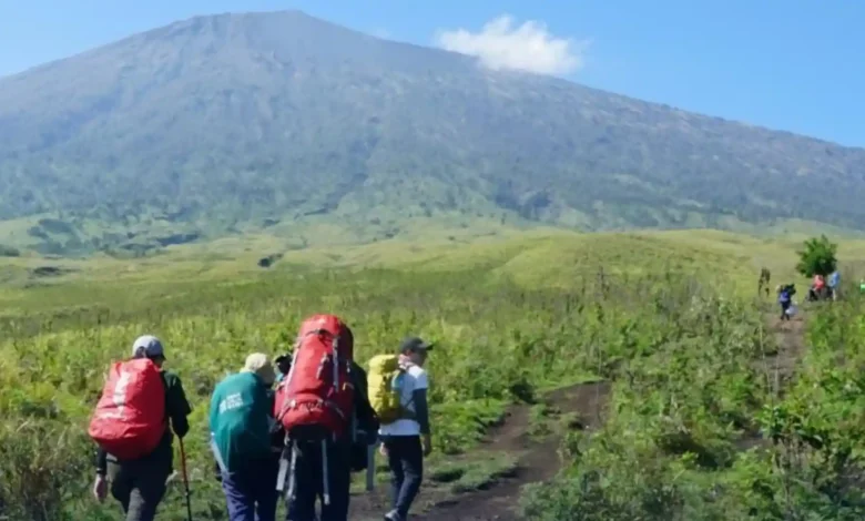 Para pendaki yang akan mendaki Gunung Rinjani. Balai TNGR kembali membuka pendakian jalur Torean pada Sabtu, 3 Oktober 2026.