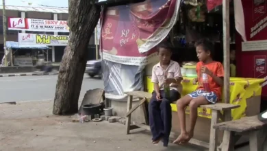 Cuplikan film Little Treasures of Lombok menampilkan Man dan Sugeng duduk bersama sambil menikmati minuman ringan.