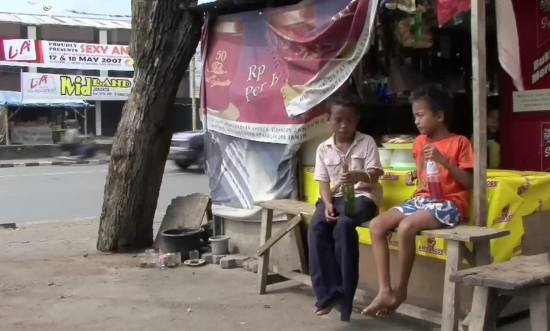 Cuplikan film Little Treasures of Lombok menampilkan Man dan Sugeng duduk bersama sambil menikmati minuman ringan.