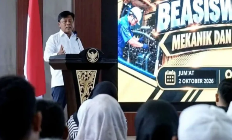 Bupati Sumbawa Barat, H. Amar Nurmansyah, memberikan arahan dalam acara Pelepasan Penerima Beasiswa Pelatihan Mekanik dan Operator Alat Berat di Gedung Graha Praja KSB, Jumat, 2 Oktober 2026.
