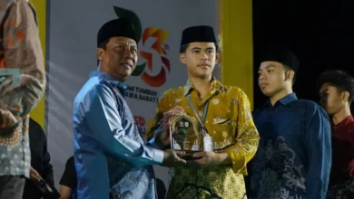 Bupati Sumbawa Barat, H. Amar Nurmansyah (kiri), menyerahkan penghargaan kepada salah satu peserta terbaik pada MTQ Ke-22 Tingkat Kabupaten Sumbawa Barat di Kecamatan Seteluk, Jumat, 2 Oktober 2026.