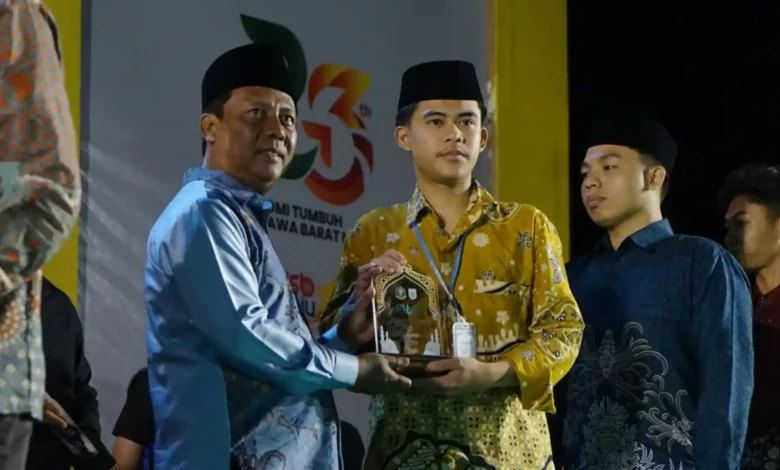 Bupati Sumbawa Barat, H. Amar Nurmansyah (kiri), menyerahkan penghargaan kepada salah satu peserta terbaik pada MTQ Ke-22 Tingkat Kabupaten Sumbawa Barat di Kecamatan Seteluk, Jumat, 2 Oktober 2026.