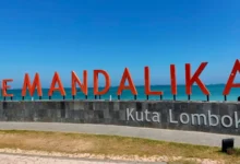 Pantai Kuta Mandalika, salah satu destinasi wisata yang wajib dikunjungi di sela menonton MotoGP.