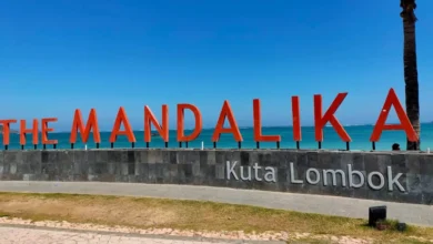 Pantai Kuta Mandalika, salah satu destinasi wisata yang wajib dikunjungi di sela menonton MotoGP.
