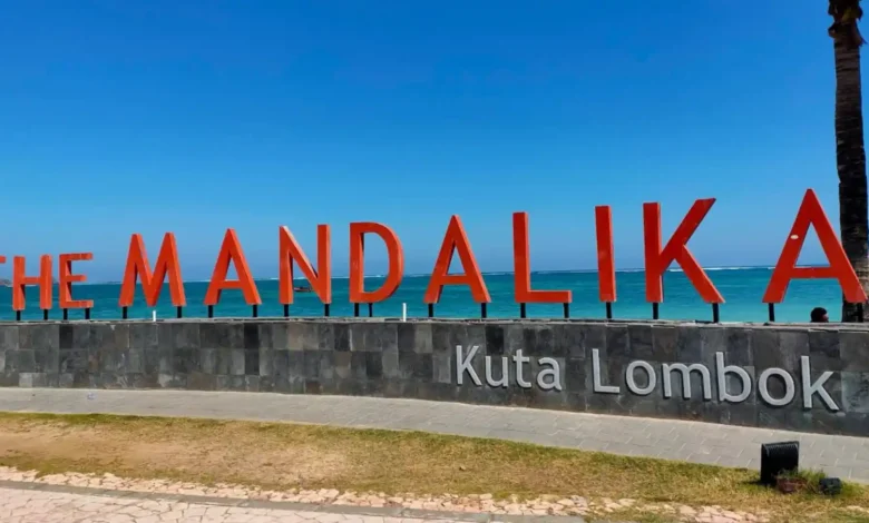 Pantai Kuta Mandalika, salah satu destinasi wisata yang wajib dikunjungi di sela menonton MotoGP.