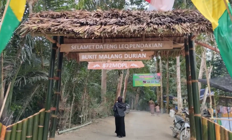 Gerbang pendakian Bukit Malang Durian, salah satu bukit baru dan tertinggi di Lombok Barat, Sabtu, 3 Oktober 2026.