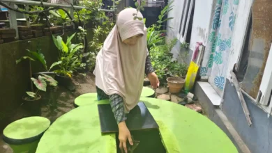 Warga Lingkungan Marong, Karang Tatah, Megawati memperlihatkan Tempah Dedoro, Inovasi pembuangan sampah Ramah Lingkungan di halaman rumahnya.