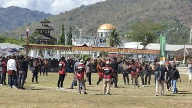 Suasana atraksi tradisi Barampok Maras yang dipadati penonton di Alun-Alun Kota Taliwang, Kabupaten Sumbawa Barat, Minggu, 4 Oktober 2026.