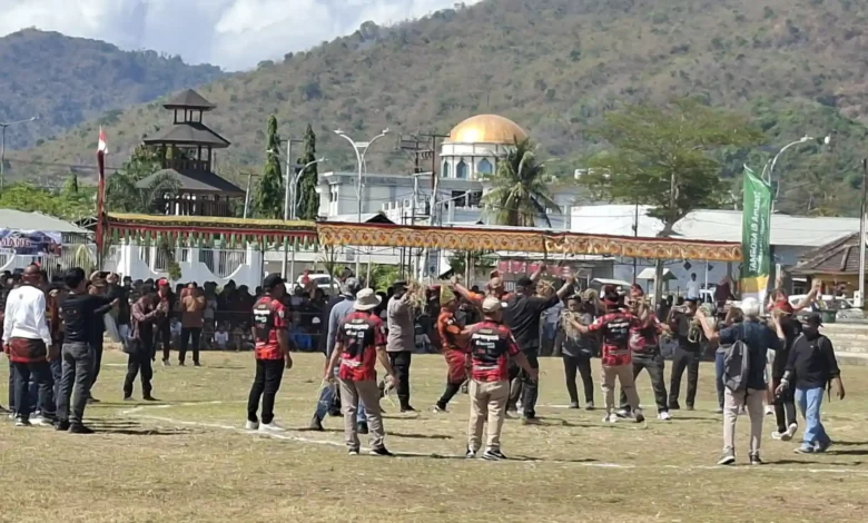 Suasana atraksi tradisi Barampok Maras yang dipadati penonton di Alun-Alun Kota Taliwang, Kabupaten Sumbawa Barat, Minggu, 4 Oktober 2026.