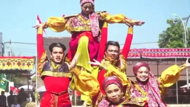 Penampilan Tarian Gogar Genra turut menyemarakkan pembukaan gelaran tradisi Barampok Maras di Alun-Alun Kota Taliwang, Kabupaten Sumbawa Barat, Minggu, 4 Oktober 2026.