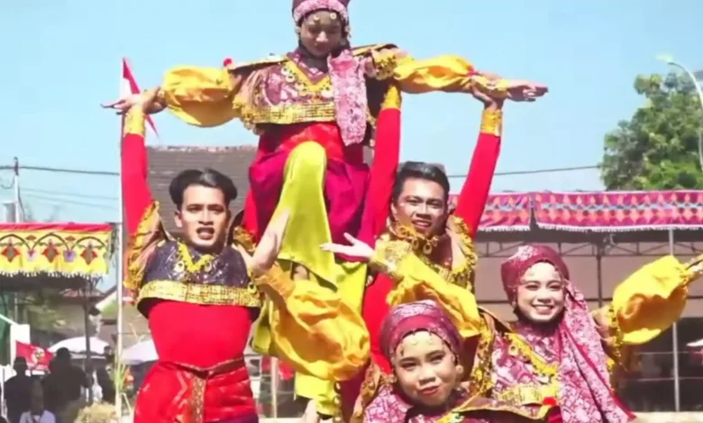 Penampilan Tarian Gogar Genra turut menyemarakkan pembukaan gelaran tradisi Barampok Maras di Alun-Alun Kota Taliwang, Kabupaten Sumbawa Barat, Minggu, 4 Oktober 2026.