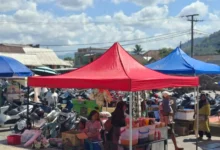 Deretan lapak pedagang UMKM meramaikan kawasan Alun-Alun Kota Taliwang di sela pelaksanaan tradisi Barampok Maras, Minggu, 4 Oktober 2026.