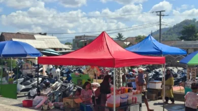 Deretan lapak pedagang UMKM meramaikan kawasan Alun-Alun Kota Taliwang di sela pelaksanaan tradisi Barampok Maras, Minggu, 4 Oktober 2026.