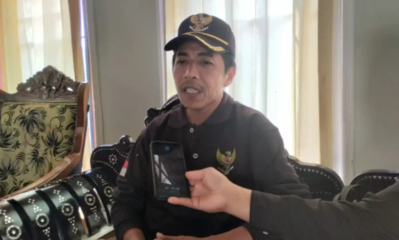 Kepala Desa Buwun Sejati, Muhidin saat diwawancarai beberapa waktu lalu, September 2026.