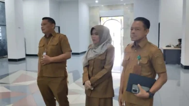 Tiga calon Sekda Lobar, Arief Suryawirawan (kiri), Damayanti Widyaningrum (tengah), dan Fauzan Husniadi (kanan), usai mengikuti wawancara bersama Wakil Bupati Lobar Nurul Adha, Senin, 5 Oktober 2026.