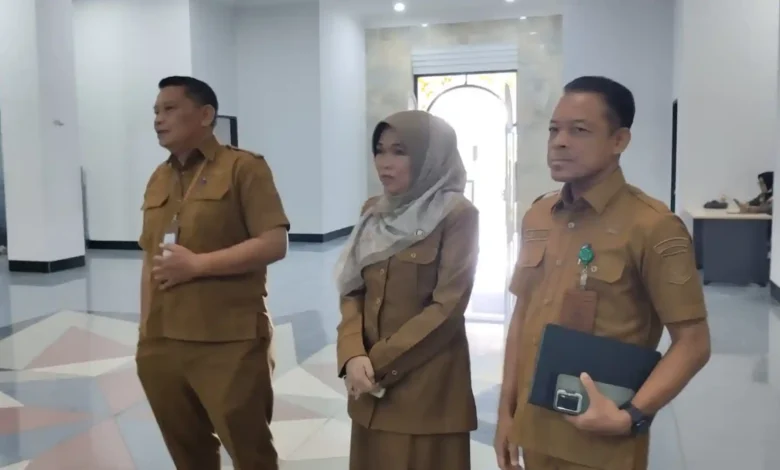 Tiga calon Sekda Lobar, Arief Suryawirawan (kiri), Damayanti Widyaningrum (tengah), dan Fauzan Husniadi (kanan), usai mengikuti wawancara bersama Wakil Bupati Lobar Nurul Adha, Senin, 5 Oktober 2026.