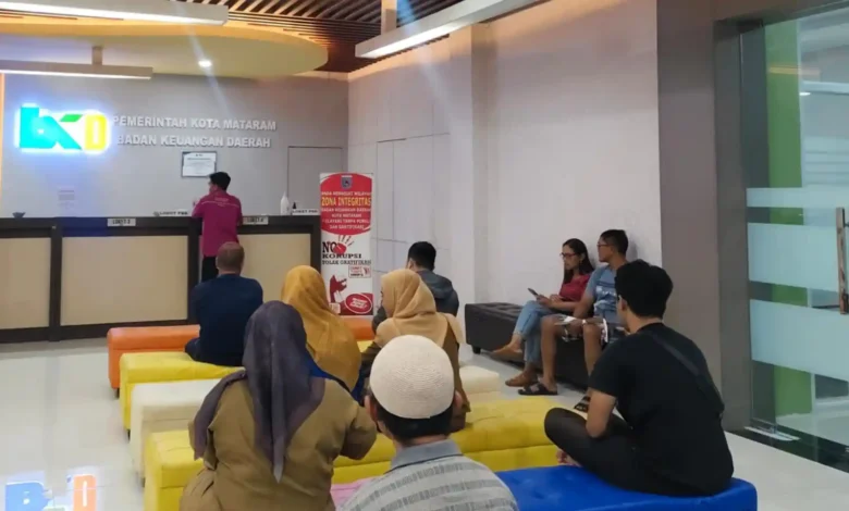 Antrean Pembayaran PBB di Kantor Badan Keuangan Daerah Kota Mataram, Senin, 5 Oktober 2026.