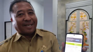 Inspektur Inspektorat Lobar, Suparlan, tersenyum saat menunjukkan bukti pelunasan temuan dana Desa Senggigi, Senin, 5 Oktober 2026.