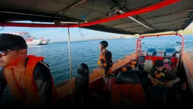 Tim SAR saat melakukan pencarian korban yang hilang terseret arus di Pantai Komalasari Lombok Timur pada Senin, 5 Oktober 2026.
