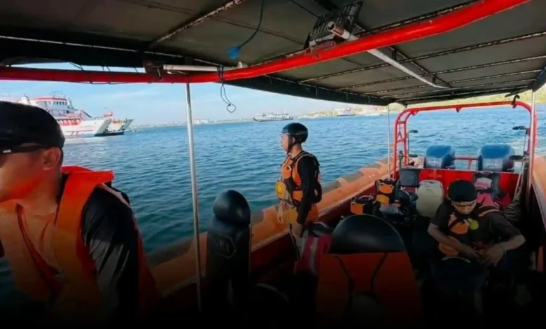 Tim SAR saat melakukan pencarian korban yang hilang terseret arus di Pantai Komalasari Lombok Timur pada Senin, 5 Oktober 2026.